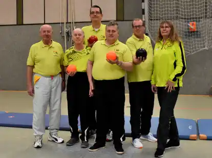 Auf dem Foto die AWO Athleten Volker St&uuml;ben, Oliver Frerichs, Werner Peters und Kevin Herrmann eingerahmt vom Helmut M&ouml;hle (links) und Doris Tjarks (rechts).