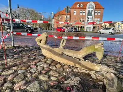 Schwer besch&auml;digt: Eine der beiden am Alten Markt in Jever aufgestellten Betonskulpturen &bdquo;Rufer und Lauscher&ldquo; ist am Wochenende &uuml;bel zugerichtet worden.