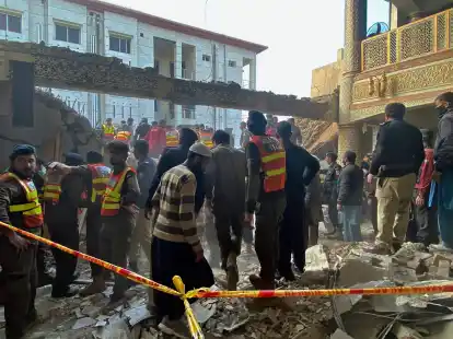 Sicherheitsbeamte und Rettungskr&auml;fte suchen nach dem Anschlag nach Opfern.