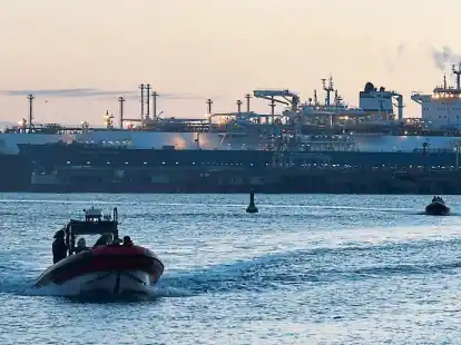 Die 294 Meter lange &bdquo;H&ouml;egh Esperanza&ldquo; (vorn)  kann rund 170&thinsp;000 m&sup3; Fl&uuml;ssigerdgas speichern. Das Schiff  ist eine schwimmende Speicher- und Wiederverdampfungseinheit (FSRU/Floating Storage and Regasification Unit) der norwegischen Reederei H&ouml;egh LNG und liegt seit 15. Dezember 2022 in Wilhelmshaven.