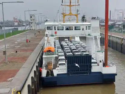 Zufriedenheit auf beiden Seiten: Die &bdquo;Baltrum V&ldquo;, hier in der Nesserlander Schleuse, transportierte bis vor wenigen Wochen Neuwagen zwischen den Umschlagsbereichen Au&szlig;enhafen und Binnenhafen.
