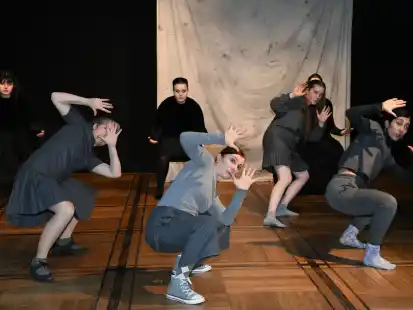 Antje Rose (vorne, Mitte) stand der Theatergruppe als choreografische Assistentin zur Seite.