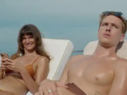 Den Film &bdquo;Triangle of Sadness&ldquo;, Gewinner der Goldenen Palme in Cannes 2022, zeigt das KinoKult-Team der Kinofreunde Friesland am Mittwoch, 15. Februrar, im Lokschuppen Jever.