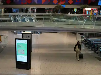 Ein einsamer Reisender geht durch den Bahnhof Montparnasse. Die franz&ouml;sische Bahngesellschaft r&auml;t ihren Fahrg&auml;sten, wegen des Streiks zu Hause zu bleiben.