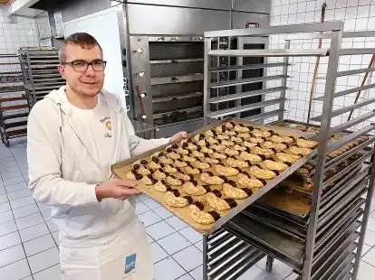 Der Keksb&auml;cker in seinem Element: Circa 400 Mandelh&ouml;rnchen formt Jack Bremer w&ouml;chentlich.