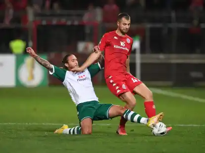 Der L&uuml;becker Felix Drinkuth (l) im Zweikampf mit dem Mainzer Alexander Hack.