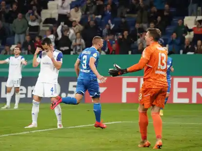 Der Hoffenheimer Pavel Kaderabek (M.) freut sich &uuml;ber sein Tor zum 5:0.