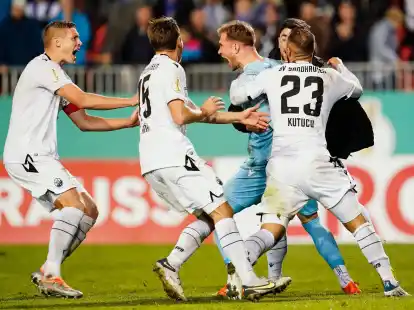 Sandhausens Torwart Nikolai Rehnen (3.v.r.) jubelt mit Mannschaftskollegen &uuml;ber den 10:9 Sieg nach Elfmeterschie&szlig;en.