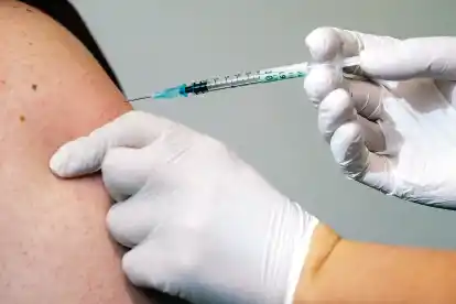 Ein Mann bekommt im Impfzentrum eine Booster-Impfung gegen Covid-19. Im Kreis Aurich wird die Diskussion um eine Anlaufstelle f&uuml;r Impfgesch&auml;digte gef&uuml;hrt. Die SPD will bei dieser auch Opfer von sexuellem Missbrauch ber&uuml;cksichtigen.