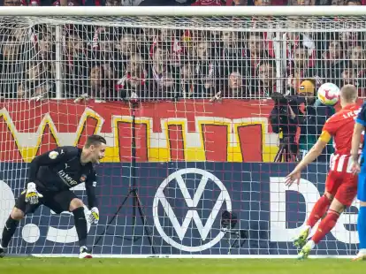 Union-Torsch&uuml;tze Sven Michel (M) w&uuml;nscht sich seinen Ex-Club Paderborn als n&auml;chsten Pokalgegner.