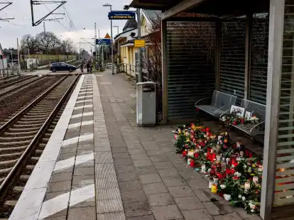 Blumen und Kerzen am Bahnhof von Brokstedt im Gedenken an die Opfer der Messerattacke.