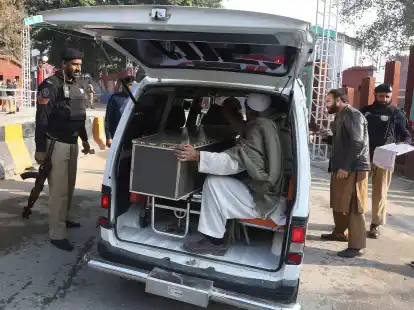 Ein weiteres Anschlagsopfer wird mit einem Wagen zur Beerdigung transportiert.