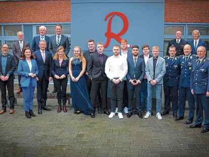 Freisprechung in der Ausbildungswerkstatt mit  Klaus Steinl (hinten v. l.), Theo Eilers, Holger Heymann, Fregattenkapit&auml;n Thomas Krey, Ralf Feldmann und Thomas Hamann (vorne v. l.), MdB Anne Janssen, Rolf Clau&szlig;en, MdB und ParlStS'in Siemtje M&ouml;ller, Justine Eden, Keno Hehenberger, Sasha Galts, Lukas Lange, Johannes Efken, Hamza Bora, Hendryk Harms, Philipp Schl&uuml;ter, Oberstleutnant J&uuml;rgen Schumann, Oberstleutnant Marcus Amft, General Friedhelm Tr&auml;napp