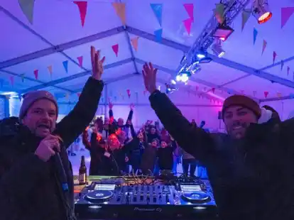 Disco auf der Schlittschuhbahn: Das Duo &bdquo;Micar & Jash&ldquo; mit Carsten Michel (links) und Felix von Jascheroff sorgte am Samstagabend f&uuml;r Musik.