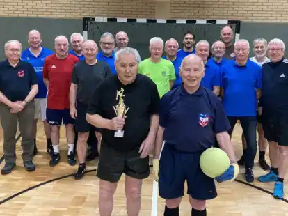 85 Jahre und topfit: Fritz H&ouml;fers (vorne, von links)  und Jochen Neff spielen Fu&szlig;ball bei der 
