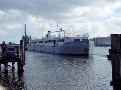 Im Oktober kehrte die „Arcona“ nach sechsmonatigem Werftaufenthalt an den angestammten Liegeplatz am Bontekai zurück.
