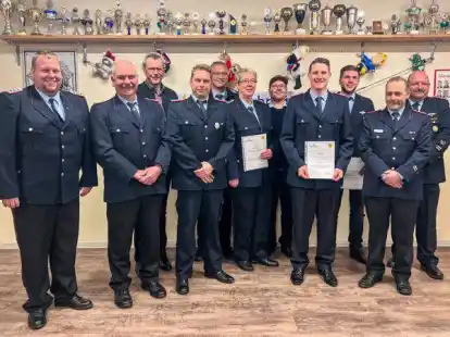 Sie engagieren sich f&uuml;r die Feuerwehr (von links): stellvertretender Ortsbrandmeister Michael Backenhus, Ortsbrandmeister Gerriet Schulz, B&uuml;rgermeister J&ouml;rg Pieper, stellvertretender Ortsbrandmeister Dirk Junkmann, Volker L&uuml;bben, Hilke Schulz, Michael Koenen, Martin Steigerwald, Leon Cl&ouml;ren, stellvertretender Gemeindebrandmeister Andr&eacute; Steingr&auml;ber, stellvertretender Kreisbrandmeister Matthias Sielmann.