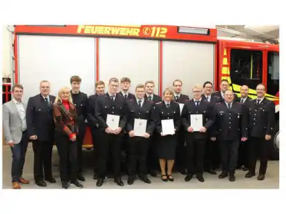 Sind stolz auf die Feuerwehr: (v. l.) Fachbereichsleiter Marcus Ahrens, Kreisbrandmeister Frank Hattendorf, die stellv. B&uuml;rgermeisterin Christel Zie&szlig;ler, Lasse Hohnholt, Luca Lehmkuhl, Tobias Struthoff, Janne Brinkmann, Fabian Struthoff, Bastian Pelz, Neele Buurman-Blankemeyer, Martin Helmbold, Erik Hohnholt, Mark Ungnade, Ortsbrandmeister Holger Buurman, sein Stellvertreter Heino St&ouml;ver, der stellv. Gemeindebrandmeister Norbert Twisterling sowie Gemeindebrandmeister Bernd Lembke.