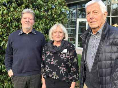 Stehen f&uuml;r das Seniorenstift (von links): der ehemalige Leiter Uwe L&uuml;hrs, die neue Leiterin Marietta Goldapp und der stellvertretende Vorsitzende des Aufsichtsrats, Rainer Brunken.