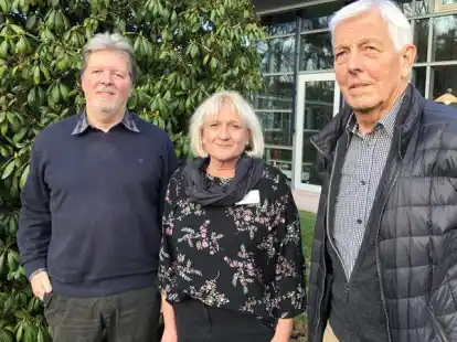 Stehen f&uuml;r das Seniorenstift (von links): der ehemalige Leiter Uwe L&uuml;hrs, die neue Leiterin Marietta Goldapp und der stellvertretende Vorsitzende des Aufsichtsrats, Rainer Brunken.