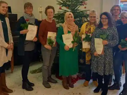 Erfolgreicher Abschluss des Kursus Seniorenbegleitung: Monika van B&uuml;ren (KVHS), Anna-Theresa Max, Margret Dierksen, Hatice Cinko, Jutta Dankert, Claudia M&uuml;ller, Christine Sassen- Schreiber (Seniorenst&uuml;tzpunkt) und Birgit Beerhorst (Dozentin, von links)