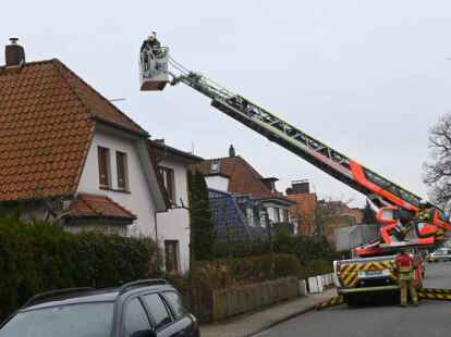 Einsatz an der Tangastraße: Die Oldenburger Feuerwehr beim Überprüfen eines Kamins.