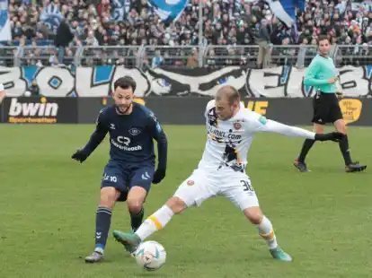 Oldenburgs Kamer Krasniqi (links) spielt einen Pass vorbei an Dresdens Max Kulke.