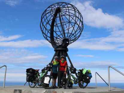 Geschafft! Kyra Buschak und Michael Becker am buchstäblichen Höhepunkt ihrer knapp 8500 Kilometer langen Tour um die Ostsee – am Nordkap, dem nördlichsten Festlandpunkt Europas.