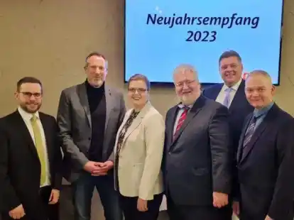 Freuten sich &uuml;ber viele G&auml;ste beim CDU-Neujahrsempfang: der Aper CDU-Vorsitzende Simon Ehlers (von links), Referent Kai Wienken, die stellvertrtende B&uuml;rgermeister Thalke Ehlers, MdB Stephan Albani, MdL Jens Nacke und der CDU-Fraktionsvorsitzende im Aper Rat, Dr. Gunnar Habben.