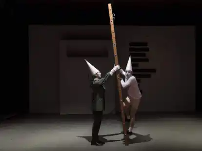 Nicht immer f&uuml;hrt der Weg der Karriereleiter ins pure Gl&uuml;ck. Das Bild zeigt die Darsteller Aom Flury und Simon Ahlborn.