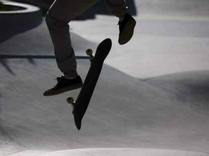 Ein Skateboard ist sowohl für Tricks und Freestyle als auch einfach zum normalen Fahren geeignet.