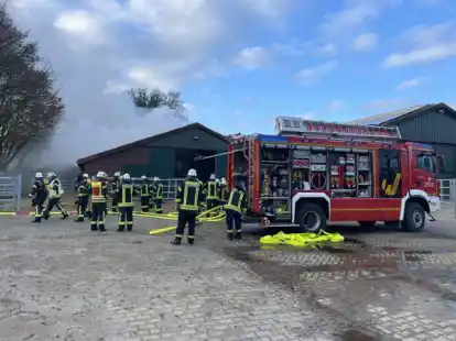 Die Feuerwehr war mit zahlreichen Einsatzkr&auml;ften vor Ort.