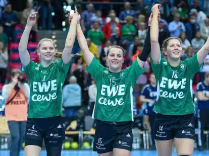 Zogen im M&auml;rz 2022 durch einen Heimsieg gegen die HL Buchholz-Rosengarten ins Final Four ein: die Handballerinnen des VfL Oldenburg um (von links) Toni Reinemann, Merle Carstensen und Marie Steffen. An diesem Mittwoch ist der Gegner im Pokal-Viertelfinale erneut Buchholz-Rosengarten.
