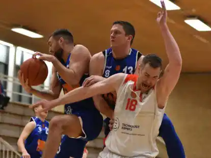 Duell unterm Korb: OTB-Spieler Lennart Marx (wei&szlig;es Trikot) wird von den Stadern (von links) Aleksandar Postic und Richard Fr&ouml;hlich in die Mangel genommen.