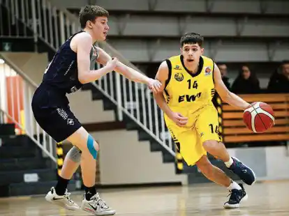 Effizientester Oldenburger: Lars Schr&ouml;der (rechts, hier gegen Henrik Ro&szlig;ner) traf sechs seiner sieben Dreier.
