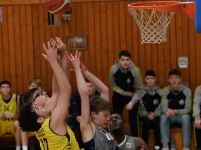 Dominanz unter dem Korb: Radouan Aberkane (gelbes Shirt, vorn &ndash; hier beim 83:72-Heimsieg vor einer Woche gegen Paderborn) kam in Hagen auf 18 Punkte und 10 Rebounds.