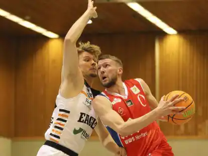 Bis ins neue Jahr spielte Piet Niehus (rechts, hier kurz vor Weihnachten gegen Itzehoes Leevi Erkil&auml;) f&uuml;r die BBG Herford in der ProB. Jetzt geht er f&uuml;r Aschersleben auf Korbjagd.