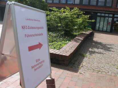 Die Kfz-Zulassungsstelle des Landkreises Oldenburg in Wildeshausen: Wegen einer EDV-Umstellung bleibt die Tür geschlossen.