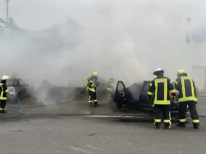 Menschen kamen nicht zu Schaden, der Pkw war  allerdings nicht mehr zu retten.