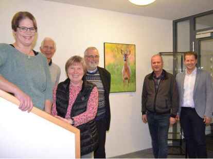 Stellen ihre Fotos im Rathaus in Bad Zwischenahn aus (von links): Anika B&ouml;rries, Ernst Adolf St&ouml;ckmann, Angelika Borkenstein, Dr. Reinhard J&ouml;dicke und Michael Greilich. B&uuml;rgermeister Henning Dierks begr&uuml;&szlig;te sie zur Er&ouml;ffnung.