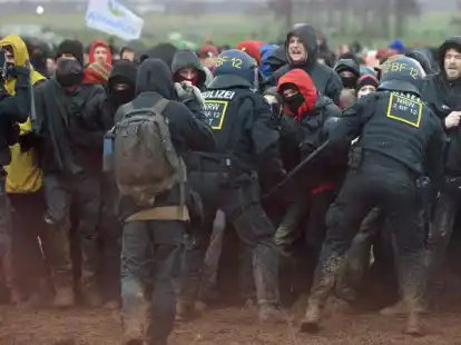 Terror oder Protest? Demonstranten vor einigen Tagen in der Ortschaft L&uuml;tzerath.