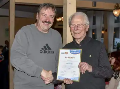 Karl-Heinz Wenck (rechts) ist seit &uuml;ber 50 Jahren Sportabzeichenabnehmer und wurde vom Kreissportbundvorsitzenden Kai Langer zum Vereinshelden ernannt.