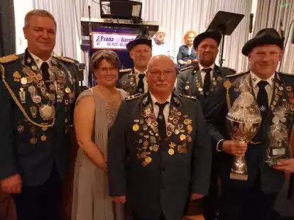 Sie haben den Winterball nach zweij&auml;hriger Pause genossen (von links): K&ouml;nigspaar Christoph und Kerstin B&ouml;hmann, stellv. Brudermeister Markus Schlangen, Vereinsmeister Waldemar Fuss, Kassenwart Hermann Kuper und der Kompanief&uuml;hrer der 7. Kompanie Torsten Schlangen.