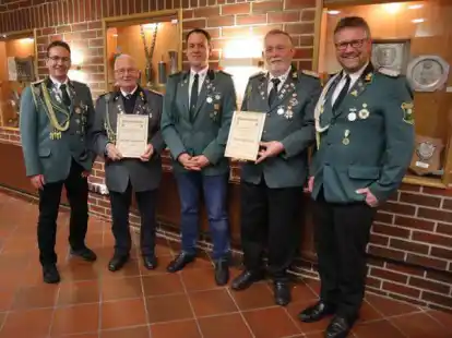 Freuen sich &uuml;ber ihre Urkunden, die ihnen vom Vereinsvorsitzenden Frank T&ouml;njes (rechts) &uuml;berreicht wurden (von links): Marco R&uuml;schen, Konrad Logemann, Renke D&auml;hlmann und Gerold Schr&ouml;der.
