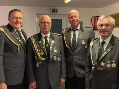 Vorsitzender Hilmer Cor&szlig;en (von links) zeichnete die anwesenden Geehrten aus: Harry Riedemann, Stefan Haske und Helmut Mahlstedt.