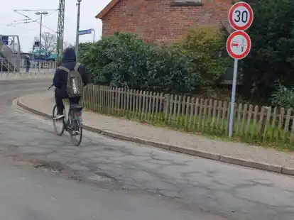Sie ist in einem sehr schlechten Zustand: die Augustfehner Bahnhofstra&szlig;e, die durch viele Baufahrzeuge beim Bau der neuen Treppen- und Fahrstuhlanlage und der Herrichtung des barrierefreien Bahnhofs stark litt. Voraussichtlich 2024/2025 soll sie saniert werden.