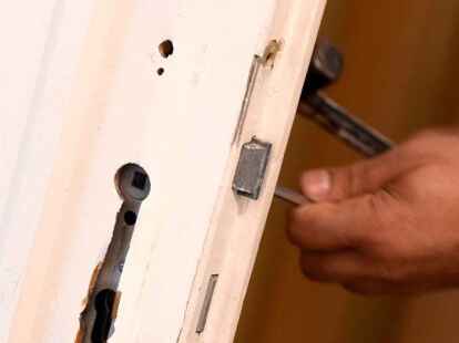 Nach der &Ouml;ffnung der T&uuml;r wird diese mit einem neuen Schloss gesichert.