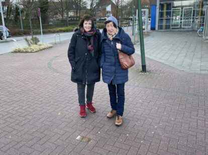 Haben schon an jeder Ecke in Emden Stolpersteine verlegt wie hier am Kino: Renate Skoruppa und Edda Melles.