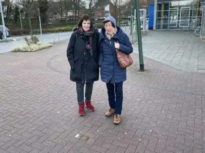 Haben schon an jeder Ecke in Emden Stolpersteine verlegt wie hier am Kino: Renate Skoruppa und Edda Melles.