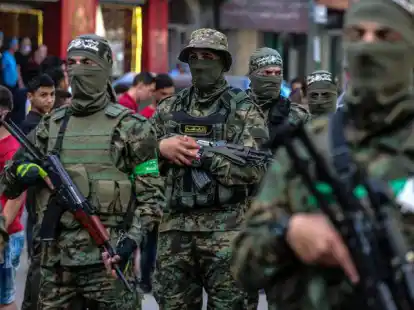Juden ins Meer treiben: Killer der Izz al-Din Al-Qassam-Brigaden, des milit&auml;rischen Fl&uuml;gels der Hamas, in Gaza-Stadt